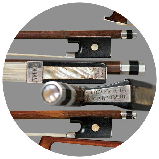 상아와 자개로 장식된 프로그.